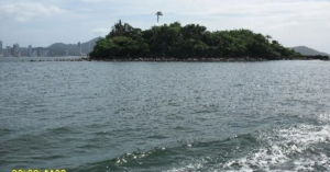 En la foto, la isla de Santa Bárbara, donde viven cabras sin agua dulce