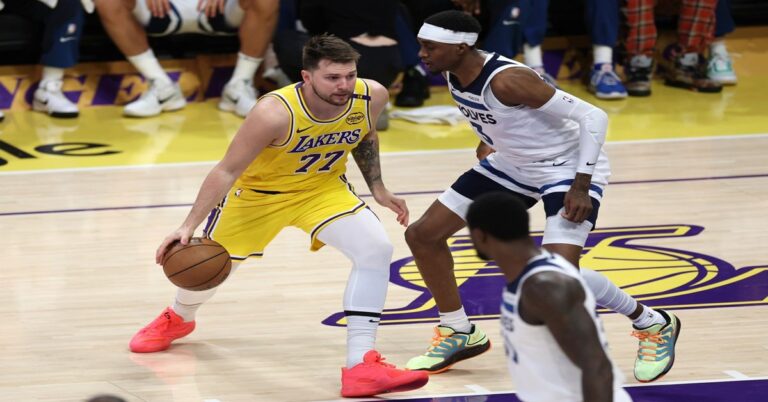 En la foto, Luka Doncic, pilar en triunfo de Lakers