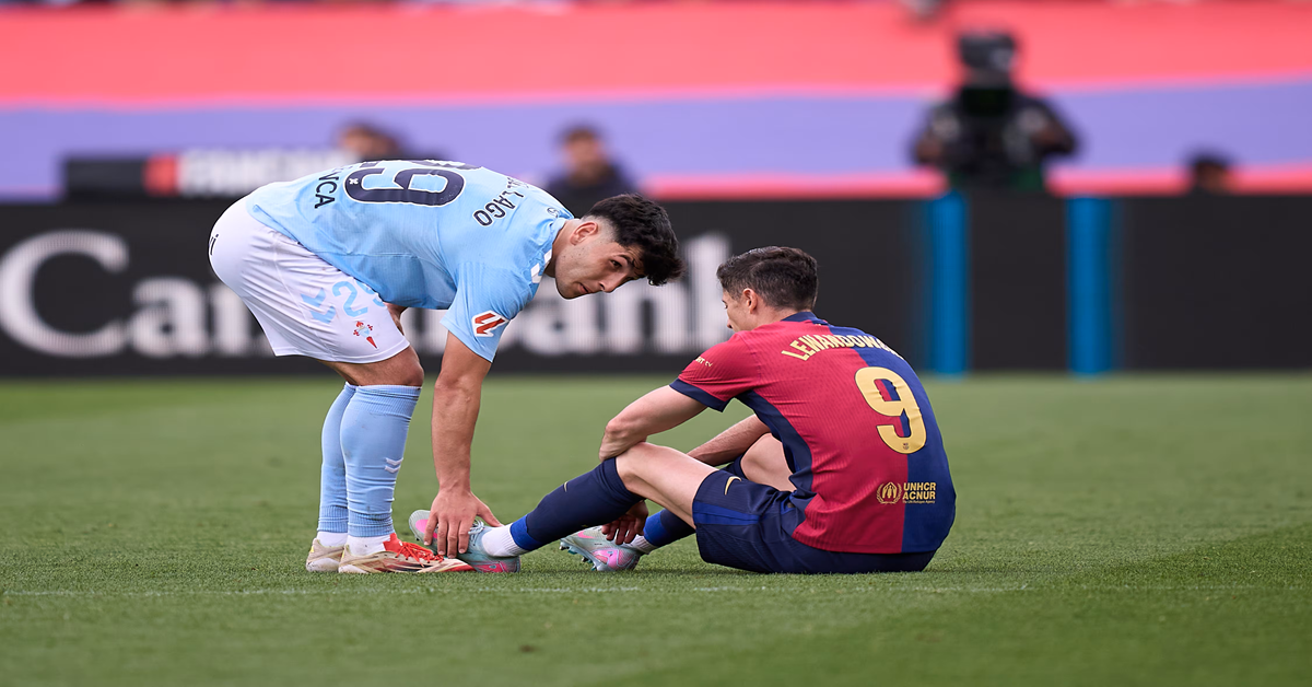 En la foto, el delantero polaco del Barcelona Robert Lewandowski cuando se lesiona