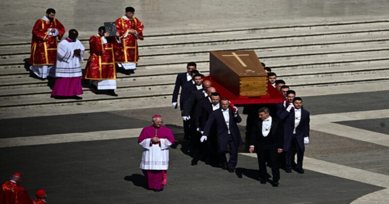 En la foto, inicio del funeral del papa Francisco