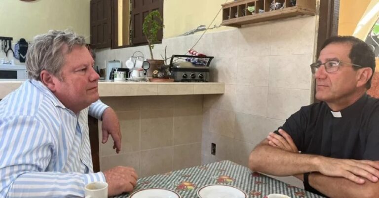 En al foto, Mike Hammer, encargado de negocios de EEUU en Cuba, y el Padre Alberto