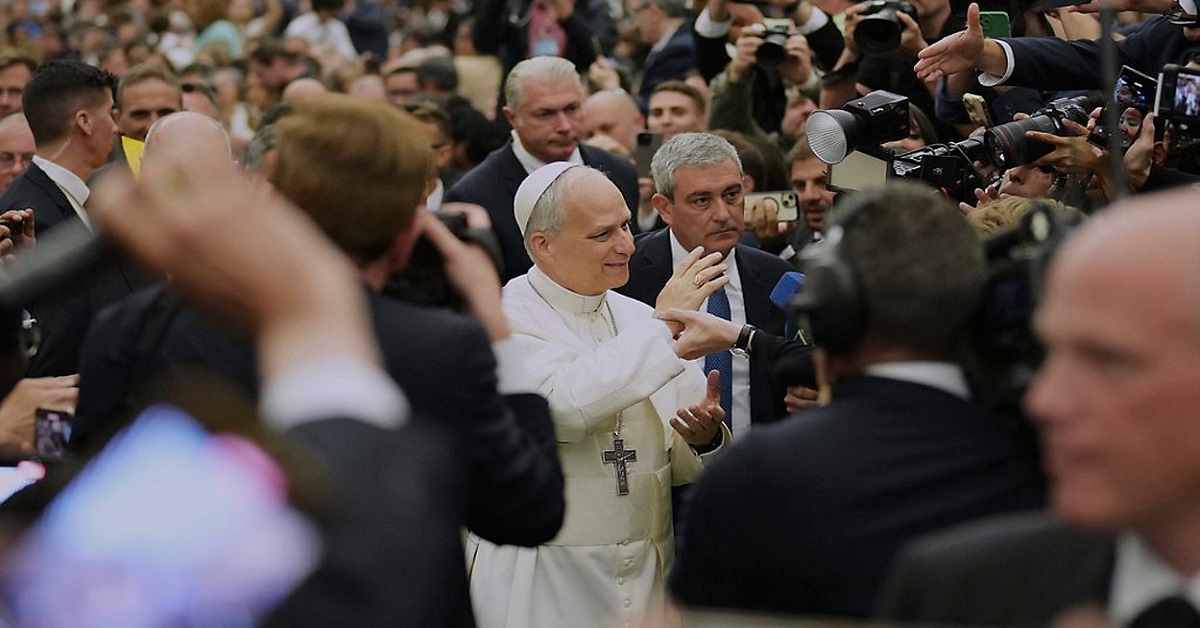 En la foto, el papa León XIV rodeado de periodistas y admiradores