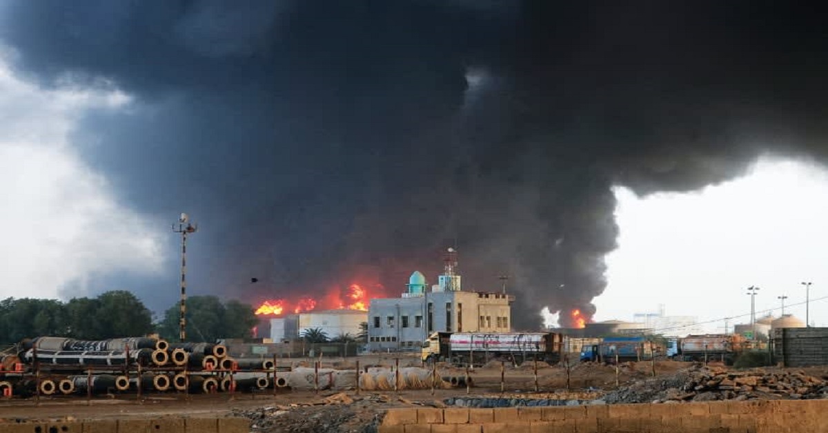 En la foto, momentos de un bombardeo de Israel al puerto de Al Hudeida en Yemén
