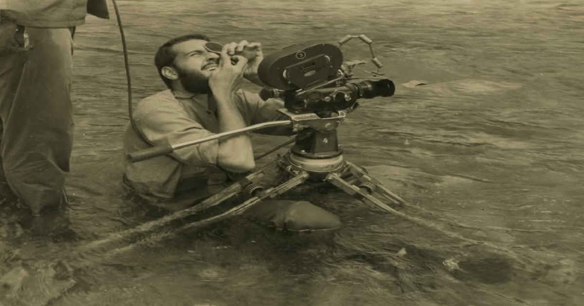 En la foto, Livio Delgado midiendo la luz en el río Toa para filmar