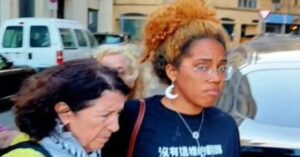 En la foto, Gabriela, la presentadora de Con Filo durante su periplo por España