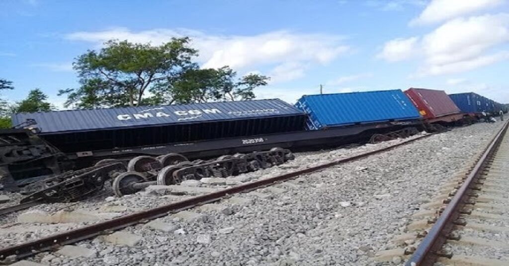 En la foto, tren descarrilado en la línea del Mariel
