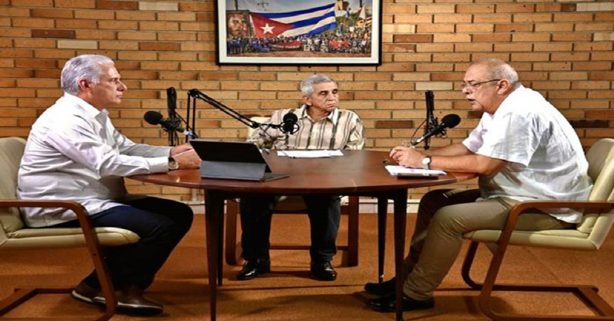 En la foto, el podcast del presidente con el ministro de Energía y Minas y el director de la Unión Eléctrica