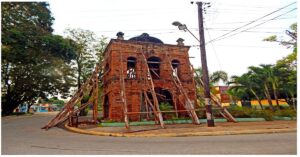 En la foto, la torre de San Juan Evangelista en el cementerio de Bayamo