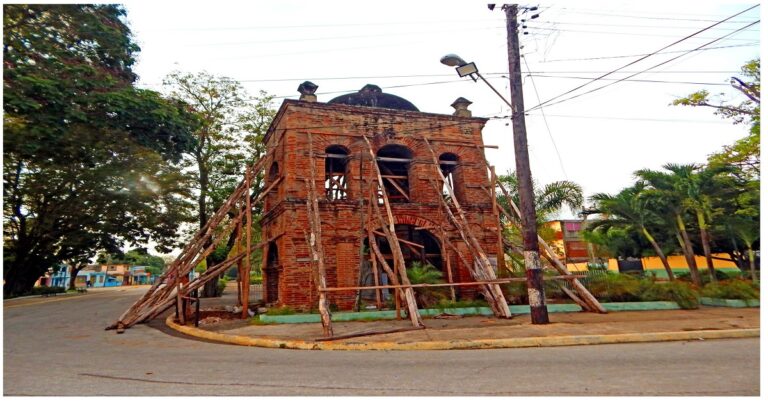 En la foto, la torre de San Juan Evangelista en el cementerio de Bayamo