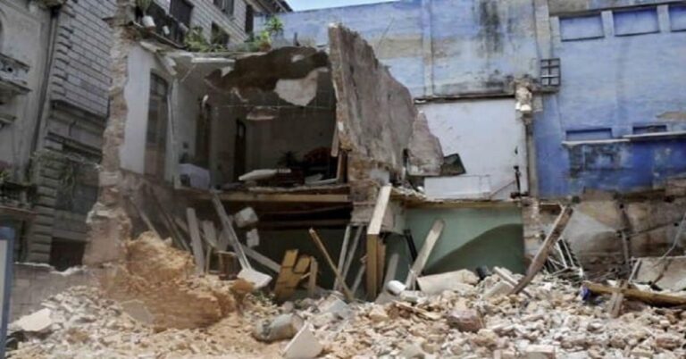 En las fotos, viviendas derrumbadas en Cuba