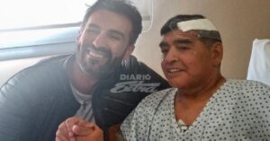 En la foto, Maradona tras su operación en la Clínica Olivos