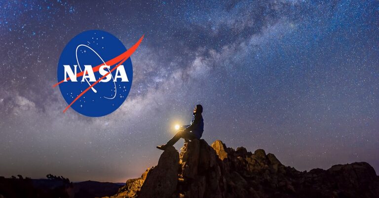 En la foto, un logo de la NASA en una imagen con fondo de estrellas