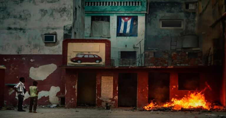 En la foto, una calle de Cuba con algo incendiado