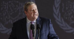 En la foto, el encargado de Negocios de Washington en La Habana