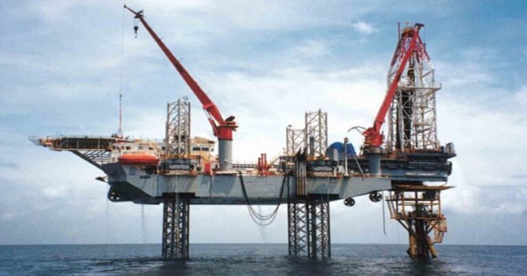 En la foto, plataforma petrolera en el lago Maracaibo