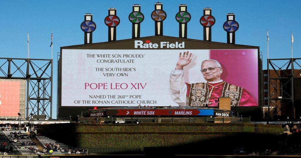 En la foto, los White Sox celebran la elección de León XIV como nuevo Papa