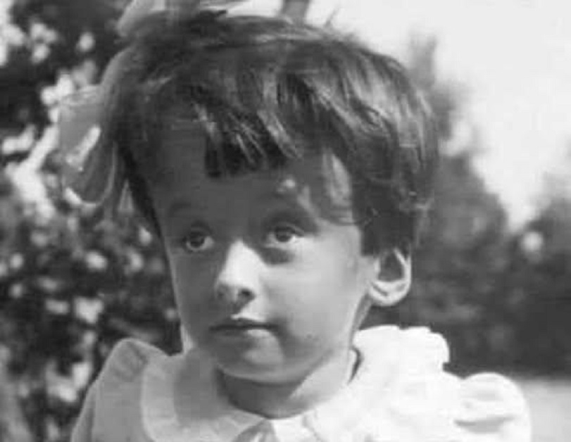 En la foto, la hija de Pablo Neruda