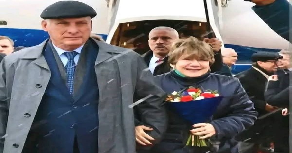 En la foto, el presidente cubano y su esposa a su llegada a Moscú