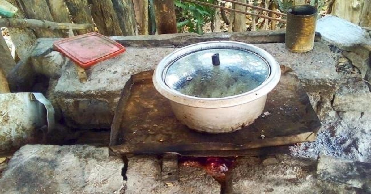 En la foto, la cocina de una cubana en el campo