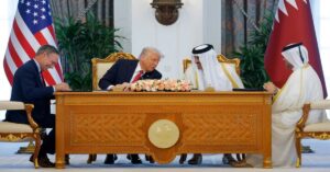 En la foto, Trump con dirigentes cataríes