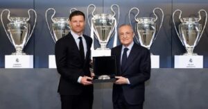 En la foto, Florentino Pérez posa con Xabi Alonso en la sala de trofeos del Real Madrid