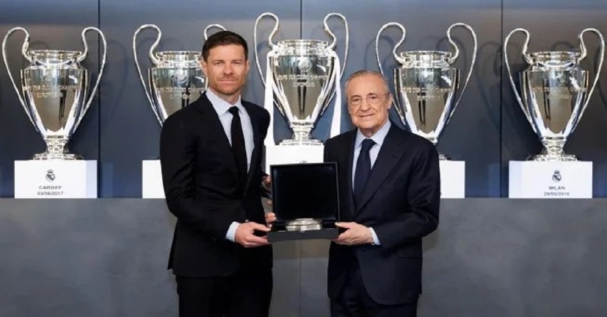 En la foto, Florentino Pérez posa con Xabi Alonso en la sala de trofeos del Real Madrid