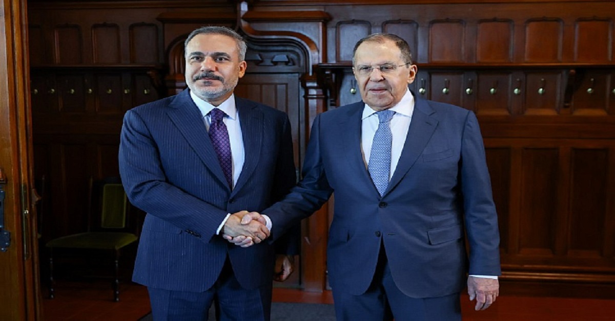 En la foto, el canciller turco Serguei Lavrov y su homólogo turco Hakan Fidan