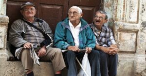 En la foto, ancianos en Cuba