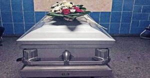 En la foto, el ataúd en el que fue trasladada a Cuba la santiaguera asesinada en Jacksonville