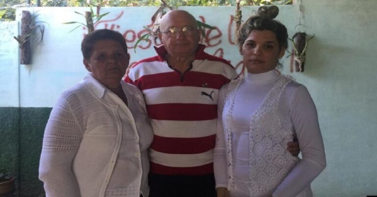 En la foto, Félix Navarro, su esposa y su hija