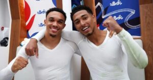 En la foto, Tren Alexander-Arnold y Jude Bellingham