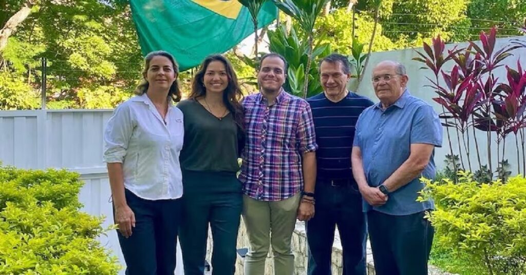 En la foto, los cinco refugiados en la embajada de Argentina en Caracas, liberados por EEUU