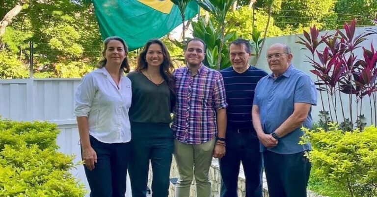 En la foto, los cinco refugiados en la embajada de Argentina en Caracas, liberados por EEUU