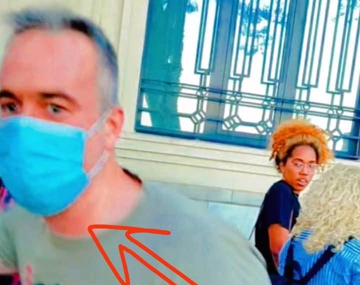 En la foto, comunistas españoles protegen a Gabriela, la conductra de Con Filo