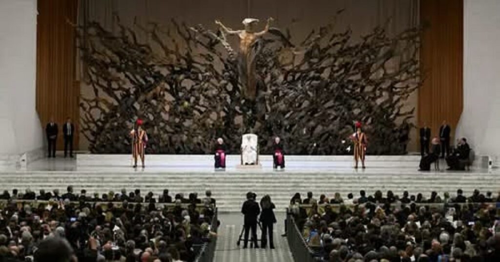 En la foto, el papa León XIV habla sobre la prensa y los periodistas presos por decir la verdad