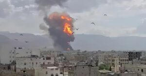 En la foto, imágenes de fuego y humo tras los ataques al aeropuerto de Saná