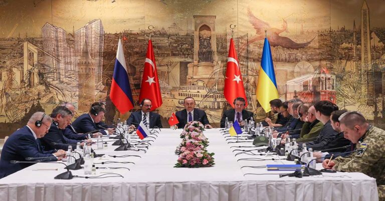 En la foto, reunión entre las delegaciones de Rusia y Ucrania en Estambul