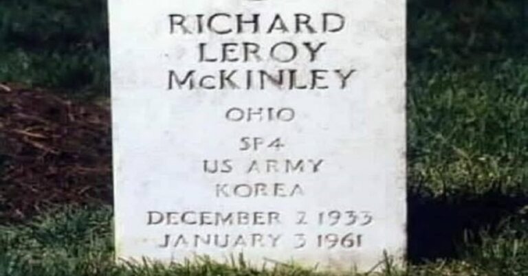 En la foto, la tumba de Richard leroy McKinley