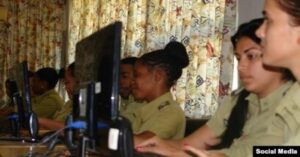 En la foto, Estudiantes de escuelas del Minint trabajando en las redes sociales