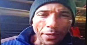 En la foto, un cubano residente en Chile hace un llamado a los cubanos del mundo