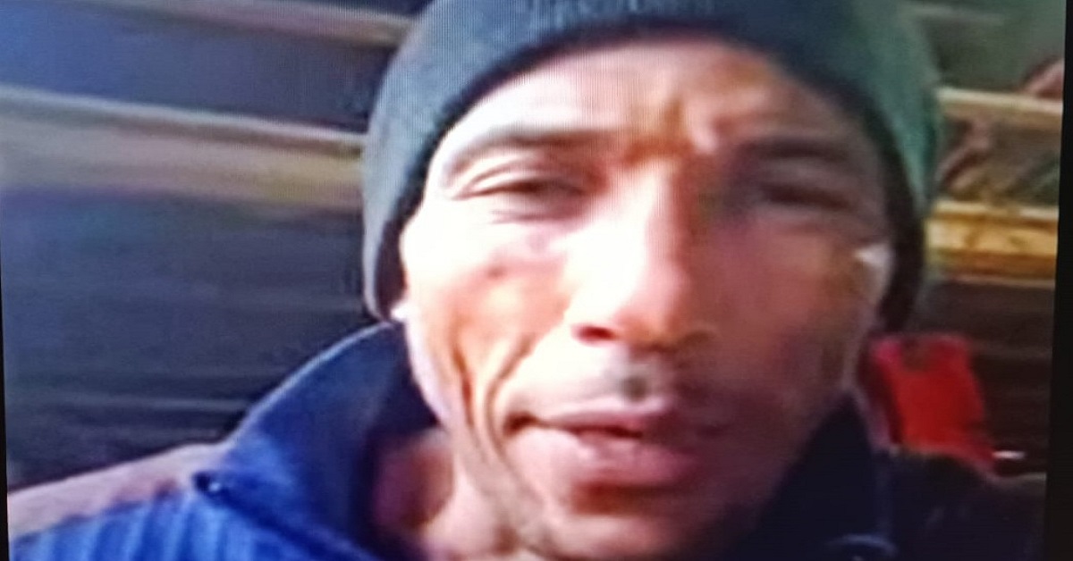 En la foto, un cubano residente en Chile hace un llamado a los cubanos del mundo