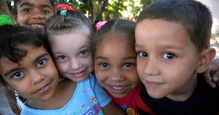 En la foto, niños cubanos