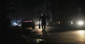 En la foto, una calle cubana en apagón