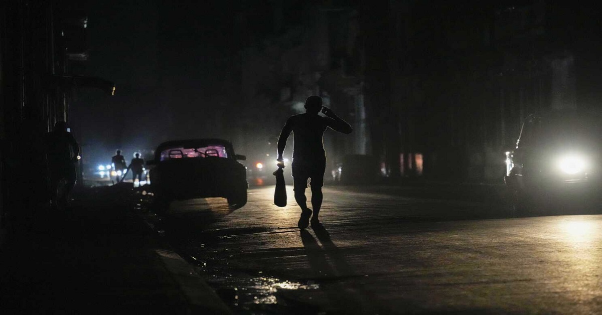 En la foto, una calle cubana en apagón