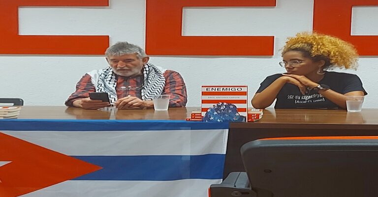En la foto, una de las voceras del régimen cubano durante una charla en Málaga, España