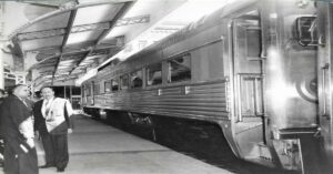 En la foto, un tren en la Cuba republicana