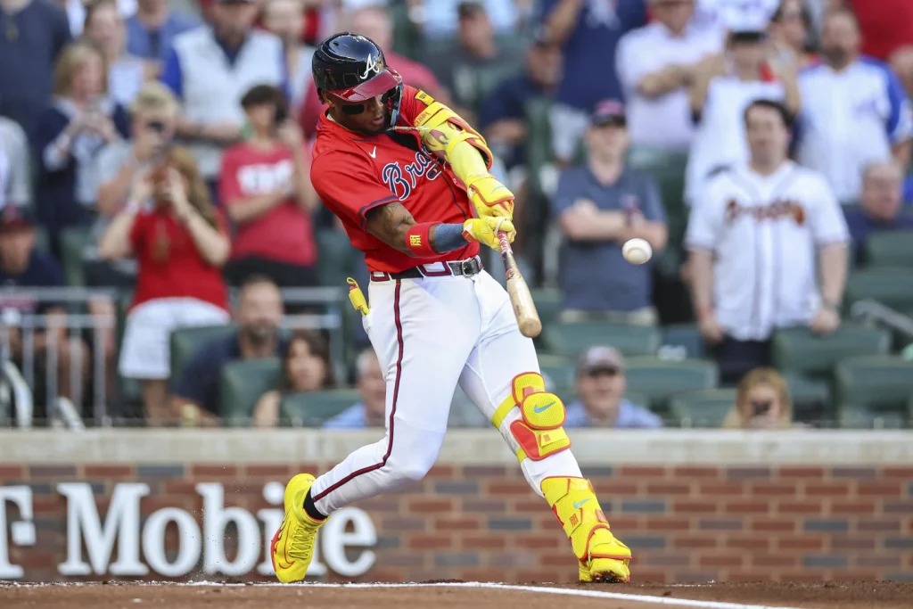 En la foto, el dominicano Ronald Acuña Jr. pega jonrón tras regresar de larga lesión