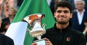 En la foto, el español Carlos Alcaraz con el trofeo del master 1000 de Roma