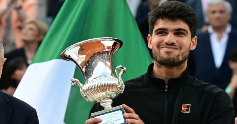 En la foto, el español Carlos Alcaraz con el trofeo del master 1000 de Roma
