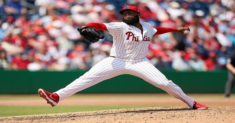 En la foto, el relevista de los Phillies José Alvarado